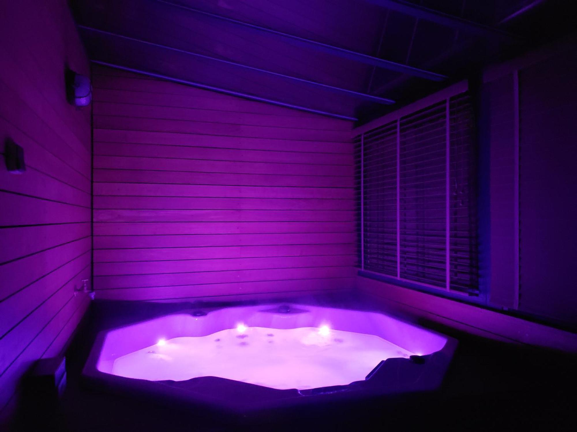 Le Mazet Des Amants, Cabane En Bois Avec Jacuzzi Privatif 아비뇽 외부 사진